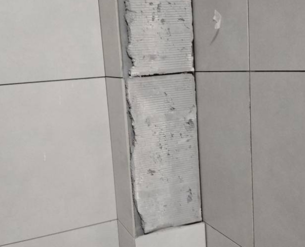 昌黎瓷砖空鼓维修公司分享下瓷砖施工前基层浇水润湿程度不足，可能导致以下问题